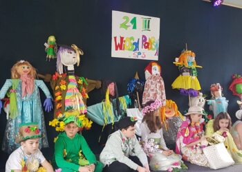 Tarnobrzeg. Kolorowo i w przebraniach uczniowie „Trójki” witali wiosnę.