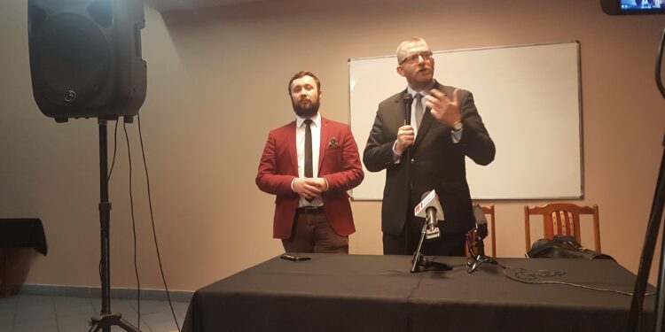 Tarnobrzeg. Grzegorz Braun, podkarpacka „jedynka” Konfederacji do Europarlamentu, spotkał się z mieszkańcami.