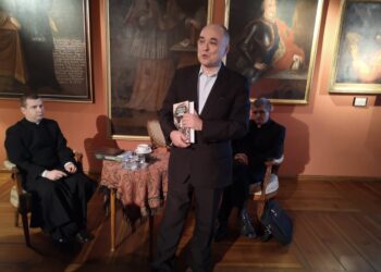 Sandomierz: Trwa spotkanie prezentujące książkę „Kapelani Wojskowi na drogach ku niepodległości” Bogusława Szwedo.