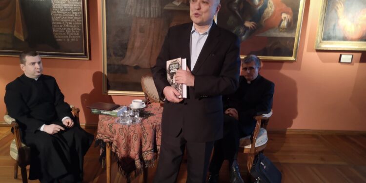 Sandomierz: Trwa spotkanie prezentujące książkę „Kapelani Wojskowi na drogach ku niepodległości” Bogusława Szwedo.