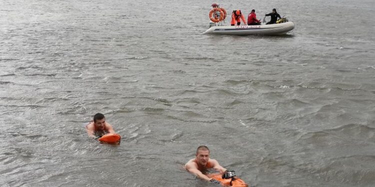 Tarnobrzeg: Morsy przepłynęły Wisłę. Wpław.