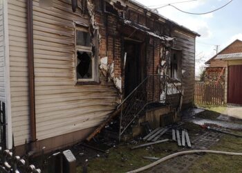 Chmielów. Mężczyzna poszkodowany w pożarze domu