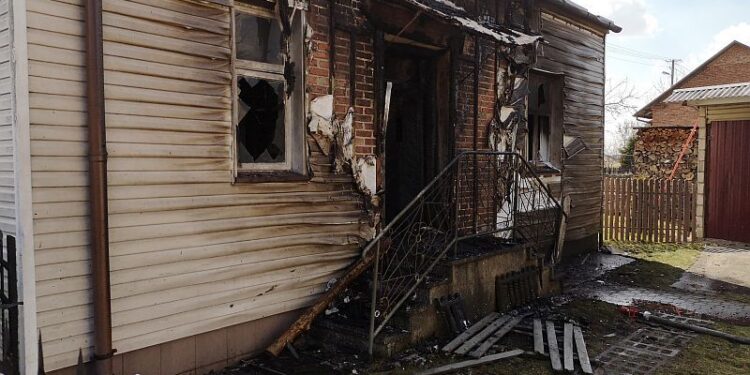 Chmielów. Mężczyzna poszkodowany w pożarze domu