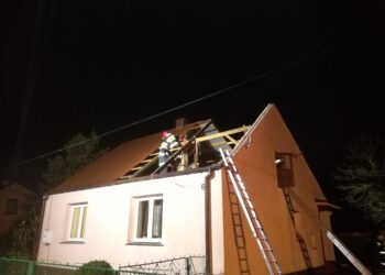 Tarnobrzeg. Wiatr zerwał dach z domu.