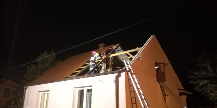 Tarnobrzeg. Wiatr zerwał dach z domu.