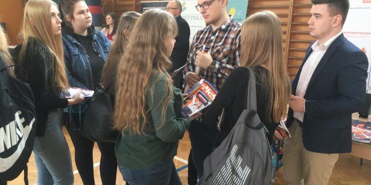 Sandomierz: XII Powiatowe Targi  Edukacyjne.