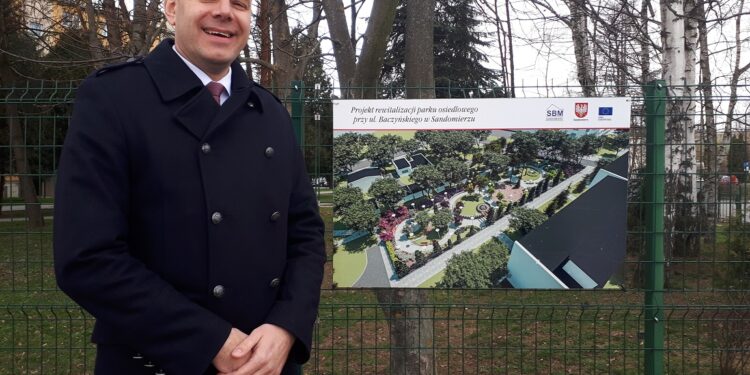 Sandomierz: Będzie zielono i bezpiecznie – miasto podpisało umowę na rewitalizację parku.