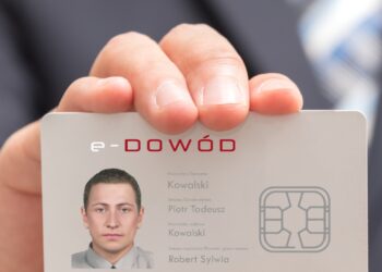 Mielec:  Pierwsi posiadacze e-dowodów.