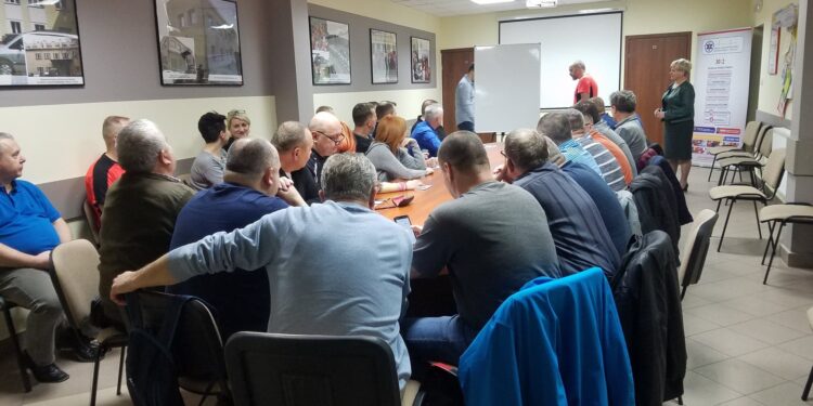 Mielec: Ratownicy z regionu uczestniczą w warsztatach EKG.