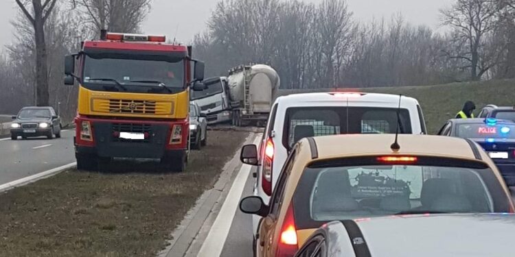 Tarnobrzeg: Ciężarówka wpadła w poślizg.