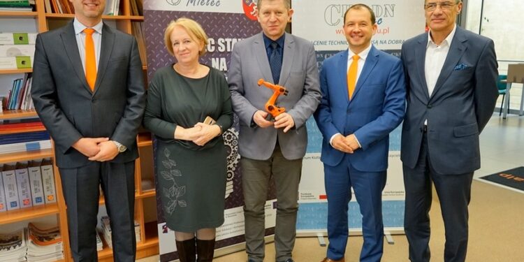 Mielec: Roboty KUKA w Centrum Kształcenia Praktycznego i Doskonalenia Nauczycieli.