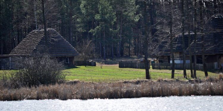 Kolbuszowa: W skansenie wiosenny spacer.