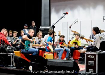 Baranów Sandomierski: Trwają warsztaty muzyczne „Bo Warto Grać” z Janem Borysewiczem