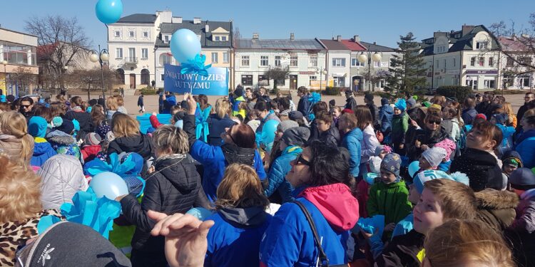 Tarnobrzeg. Niebieski pochód. 2 kwietnia – Światowy Dzień Świadomości Autyzmu.