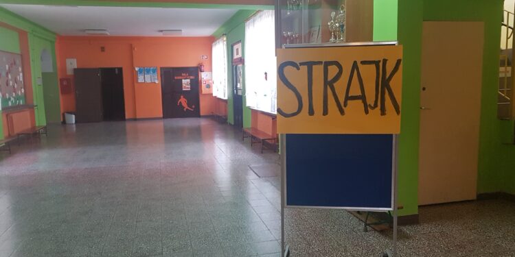 Tarnobrzeg. Pierwszy dzień strajku nauczycieli.