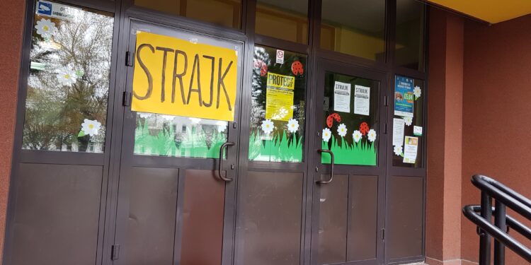 Tarnobrzeg. Egzamin gimnazjalny mimo strajku.