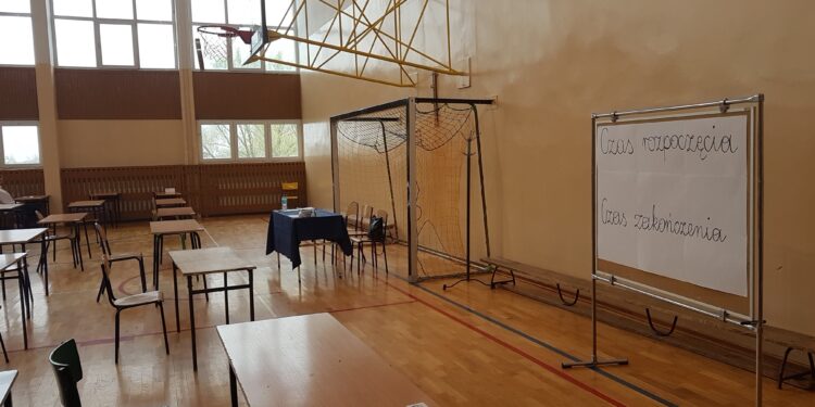 Tarnobrzeg. Trzeci dzień strajku nauczycieli.