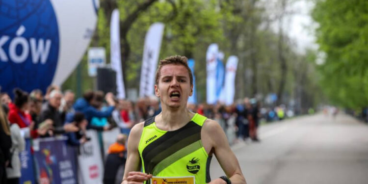 Tarnobrzeg: Biegacz WITARU czwarty na mecie Mini Cracovia Maraton