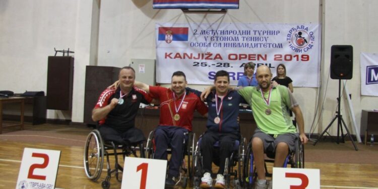 Tarnobrzeg: Tenisiści z medalami.