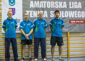 Tarnobrzeg. Pierwszy mecz finałowy Amatorskiej Ligi Tenisa Stołowego.