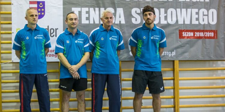 Tarnobrzeg. Pierwszy mecz finałowy Amatorskiej Ligi Tenisa Stołowego.