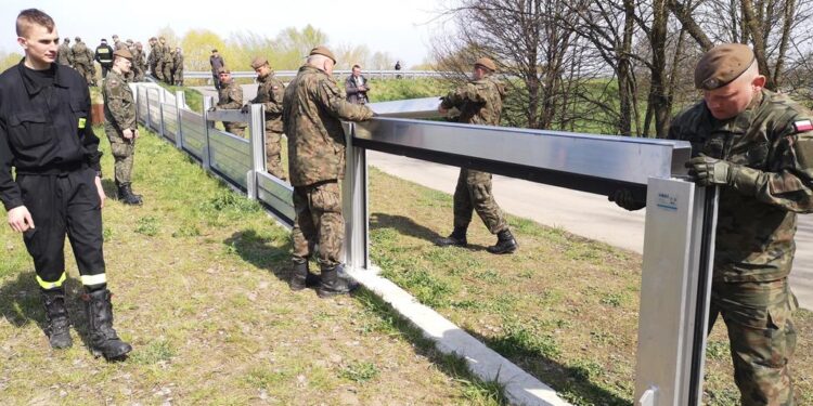 Tarnobrzeg: Ćwiczyli na wypadek zagrożenia powodzią