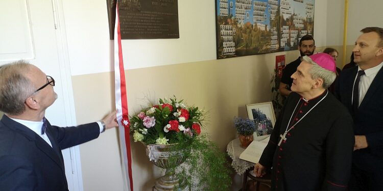 Sandomierz: Nowy patron pracowni i pożegnanie abiturientów w Collegium Gostomianum