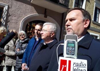 Sandomierz: Promowali „piątkę PiS” i zbierali podpisy na listach do Europarlamentu.