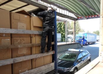 Jasło: Celnicy zatrzymali 17 ton suszu tytoniowego.