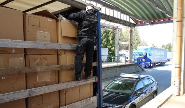 Jasło: Celnicy zatrzymali 17 ton suszu tytoniowego.