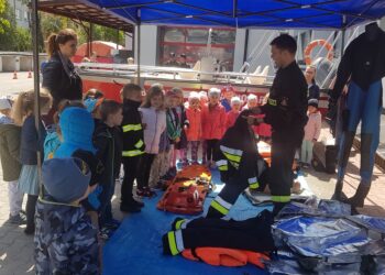 Tarnobrzeg. Dzieci odwiedzają strażaków.