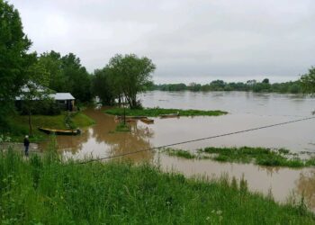 Tarnobrzeg. Woda cały czas przybiera ale wolniej.