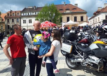 Sandomierz: Fotografie i motocykle na sandomierskim rynku aby pomóc Tomaszowi Płatosowi.