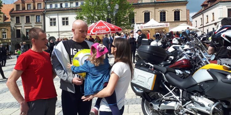 Sandomierz: Fotografie i motocykle na sandomierskim rynku aby pomóc Tomaszowi Płatosowi.