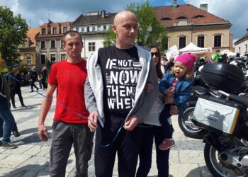 Sandomierz: Fotografie i motocykle na sandomierskim rynku aby pomóc Tomaszowi Płatosowi.