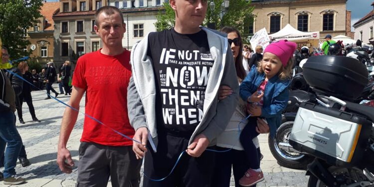 Sandomierz: Fotografie i motocykle na sandomierskim rynku aby pomóc Tomaszowi Płatosowi.