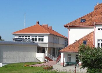 Klimontów: Fałszywy alarm bombowy, ewakuacja szkoły. Egzamin maturalny odbywa się normalnie.