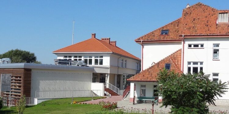 Klimontów: Fałszywy alarm bombowy, ewakuacja szkoły. Egzamin maturalny odbywa się normalnie.