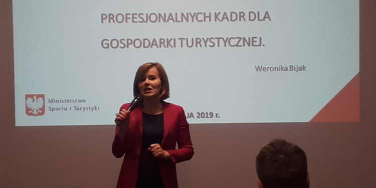 Sandomierz: Konferencja „Metody zapewnienia wykwalifikowanej kadry dla branży turystycznej w oparciu o Zintegrowany System Kwalifikacji”.