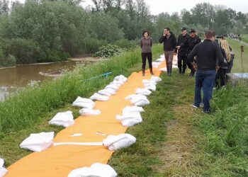 Wrzawy: Premier na wałach