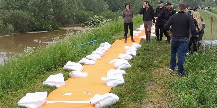 Wrzawy: Premier na wałach