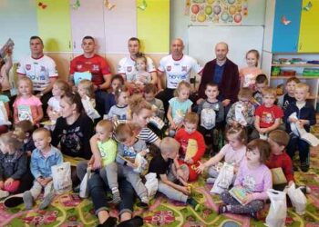 Sandomierz: Wiślacy czytają dzieciom.