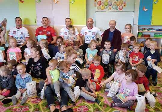 Sandomierz: Wiślacy czytają dzieciom.