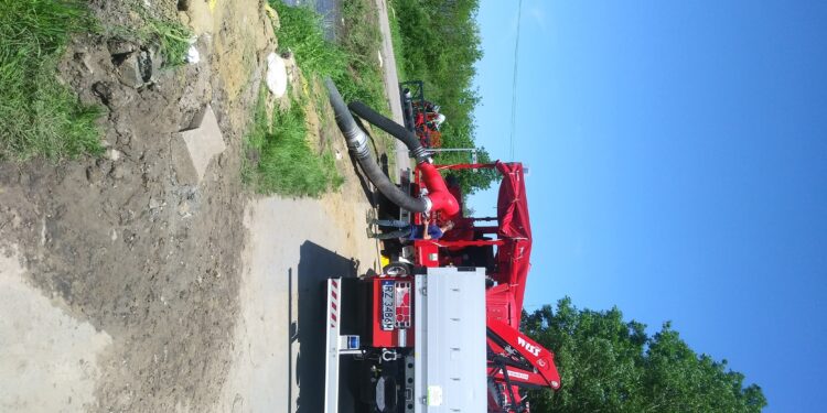 Czermin: Trwa wypompowywanie wody z zalanych terenów.