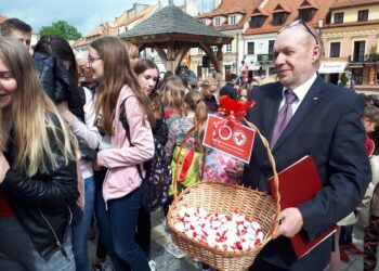 Sandomierz: Żywy czerwony krzyż na stulecie Polskiego Czerwonego Krzyża.
