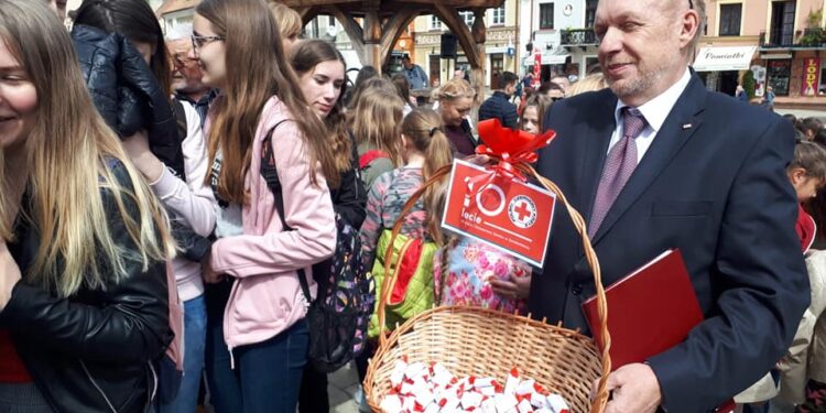 Sandomierz: Żywy czerwony krzyż na stulecie Polskiego Czerwonego Krzyża.