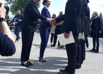 Sandomierz: Awanse, odznaczenia, gratulacje w czasie powiatowych obchodów Dnia Strażaka.