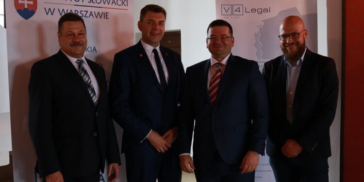 Sandomierz: Strażacy przygotowani do ewentualnych działań związanych z następstwami intensywnych opadów deszczu.