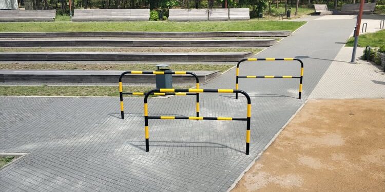 Mielec:  Barierki dla bezpieczeństwa najmłodszych.