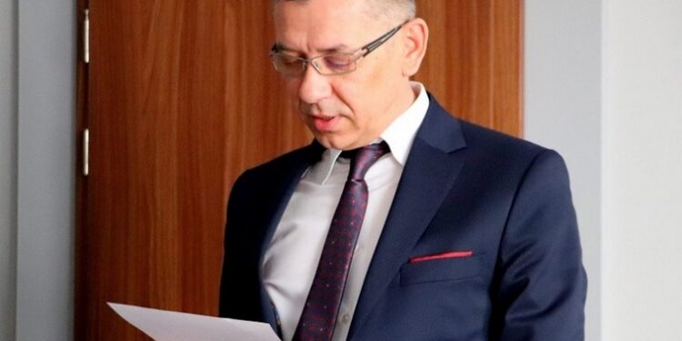 Czy Powiatowe Urzędy Pracy są potrzebne w dobie niskiego bezrobocia, jak aktywizować i zmotywować do pracy osoby pozostające od lat na bezrobociu i na wiele innych pytań odpowiada Grzegorz Durak, dyrektor Powiatowego Urzędu Pracy w Mielcu. Rozmawia Tomasz Łępa.